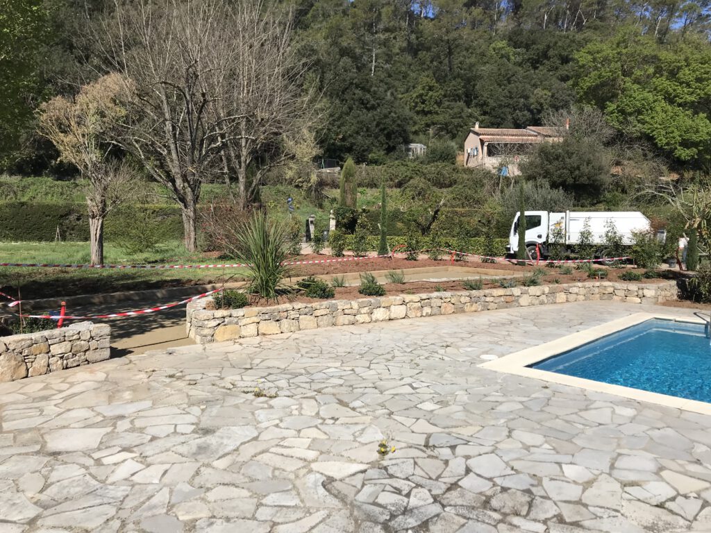 Création et entretien d’espaces verts par Saint Martin Paysages, jardinier paysagiste dans le Var